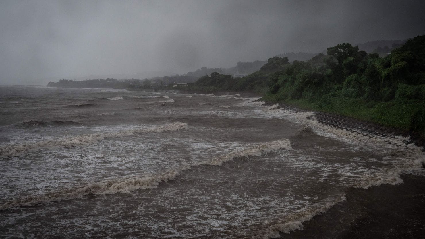 Typhoon Shanshan warns millions to flee Japan