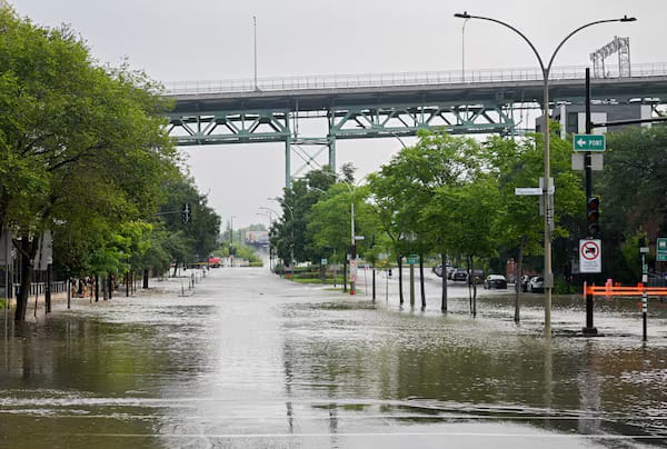 An enormous water burst, Montreal's streets turn into streams