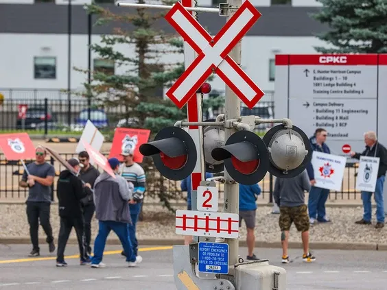 Clock is ticking: Railway shutdown expected to cost Canada $341 million a day