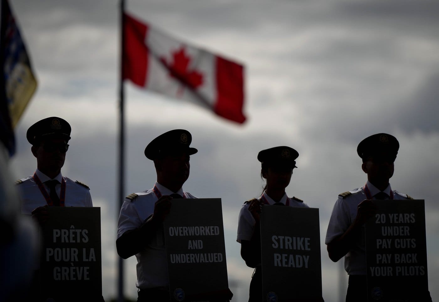 Head of the Air Canada union threatens to quit if pilots reject the contract