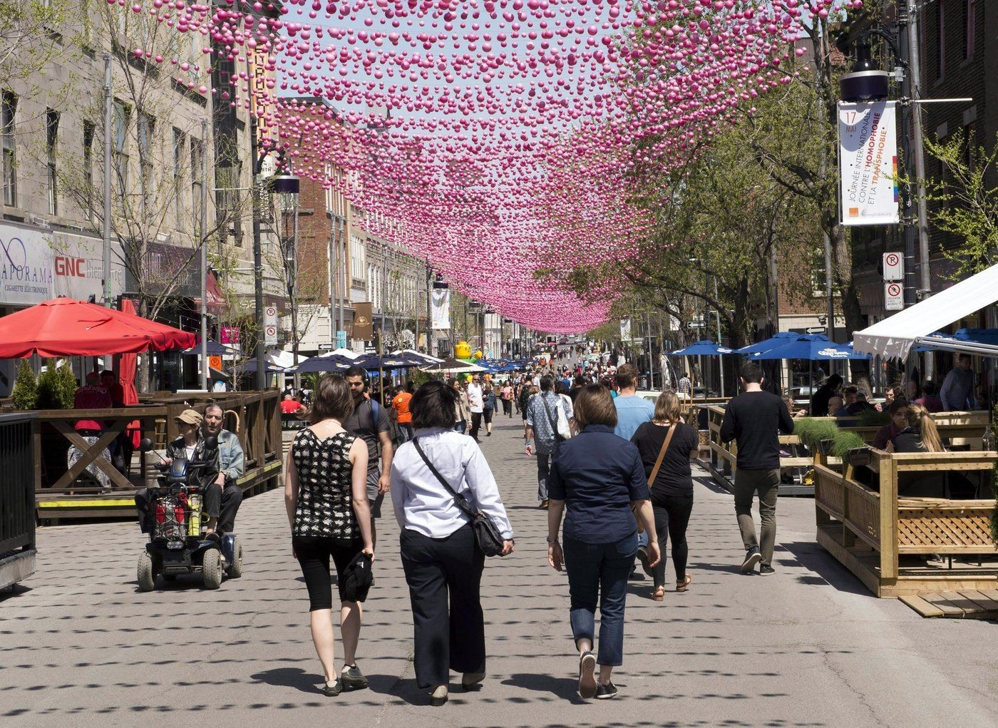 Bars and restaurants in Montreal respond to a measure in Quebec regulating demands for tips from merchants