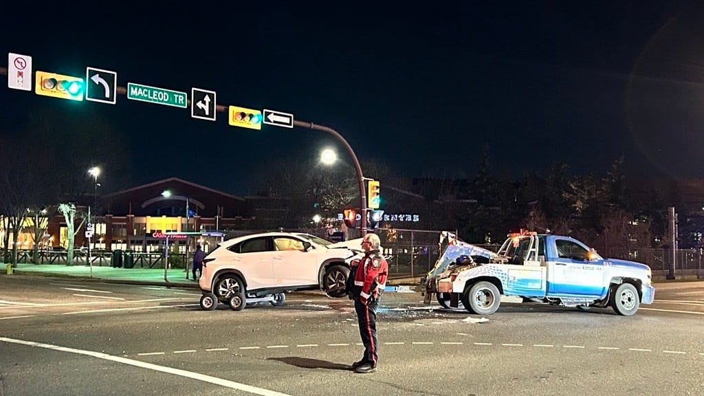 Two Calgary police officers injured in crash