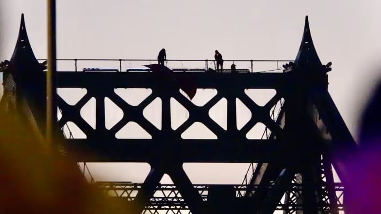 Jacques-Cartier Bridge closed due to environmental protest