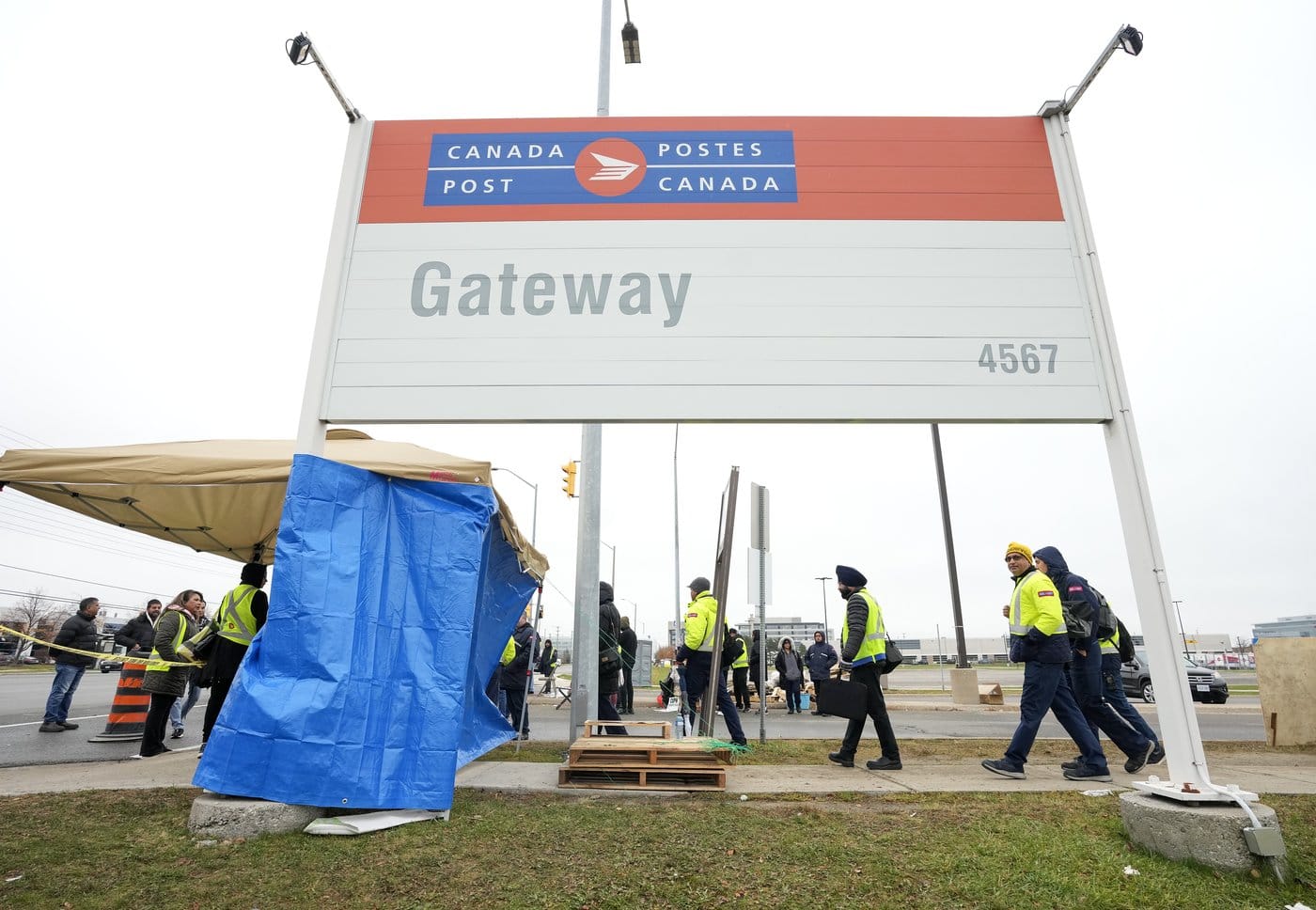 Talk continues over the weekend as Canada Post drops 8 million packages due to the strike