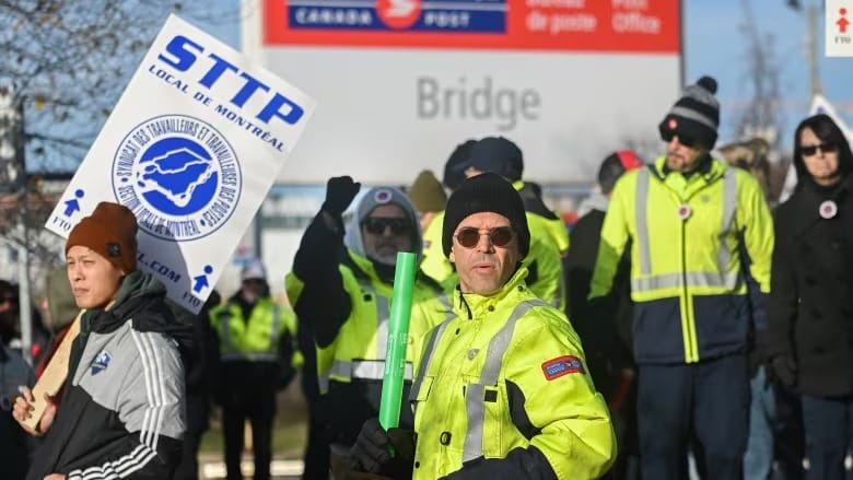 Small businesses brace for holiday losses with Canada Post strike in Day 3