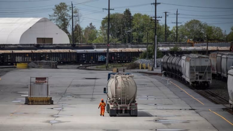 Canada's economy grew 1% in the third quarter from higher government, household spending