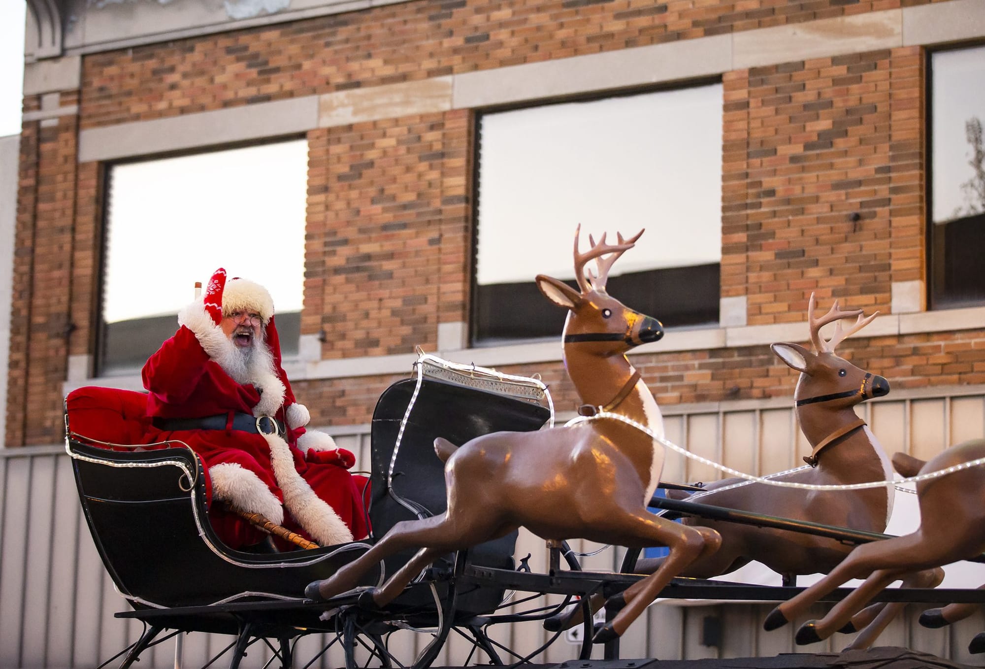 Ontario police officer praised for saving child’s life during Santa Claus parade