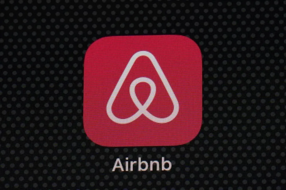 Airbnb guest felt sick after she says found hidden camera post image