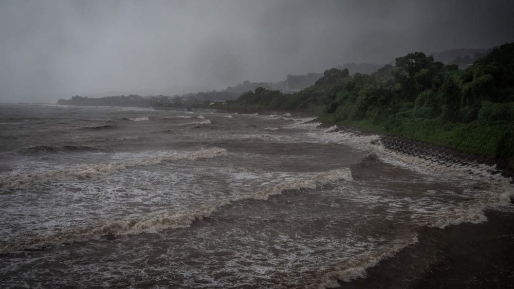 Typhoon Shanshan warns millions to flee Japan post image